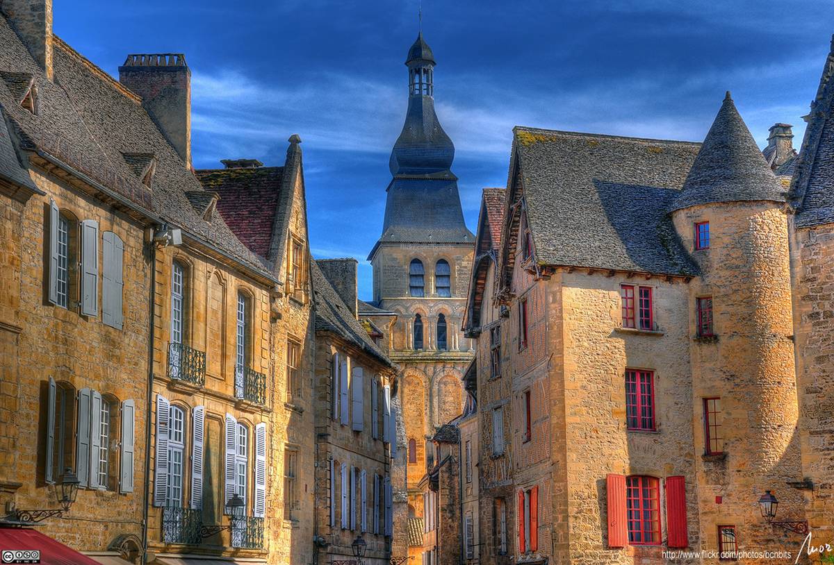 Vous êtes à la recherche d’un camping à Sarlat pas cher ? Rendez-vous au camping Les Grottes de Roffy